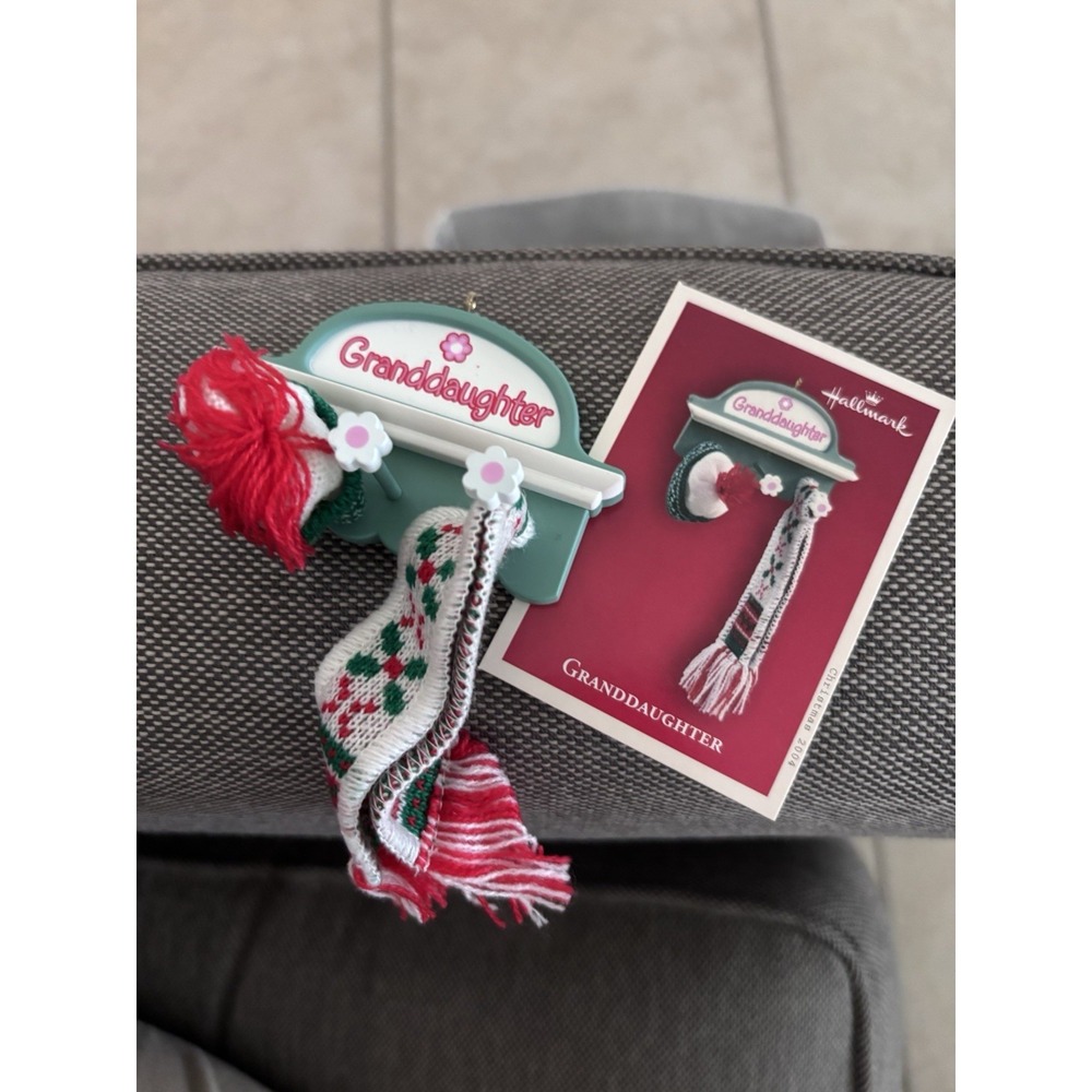 2004 Hallmark Granddaughter Keepsake Ornament Knit Hat Scarf Christmas Coatrack - Picture 3 of 3
